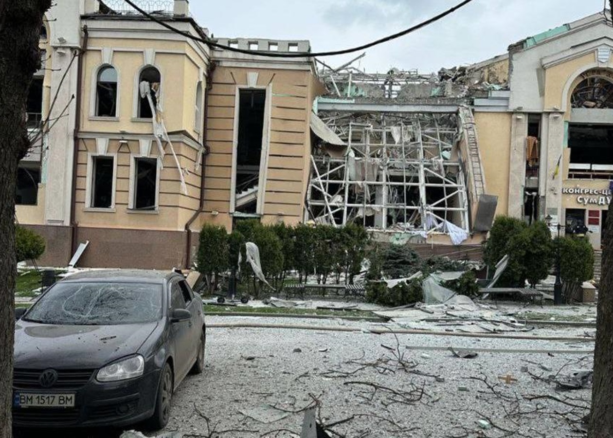 Ракетний удар РФ по Сумах: фото і відео руйнувань