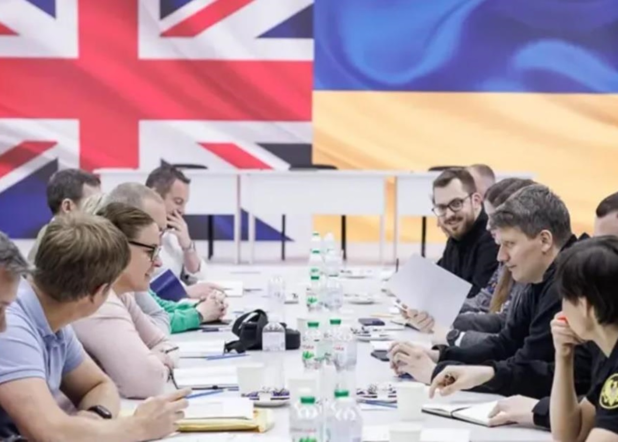 Київ і Лондон підписали мільярдну угоду на зброю