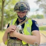 Поліцейський врятував кошеня після російського удару по Сумщині (фото)