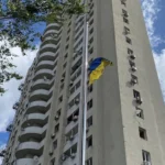Біля пошкодженого росіянами будинку у Києві вцілів флагшток із прапором України (фото)