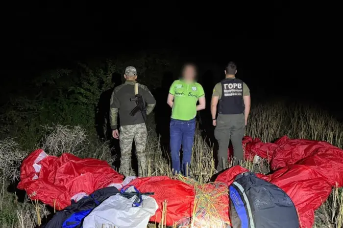Прикордонники затримали чоловіка, який хотів перелетіти до Молдови на параплані (фото)