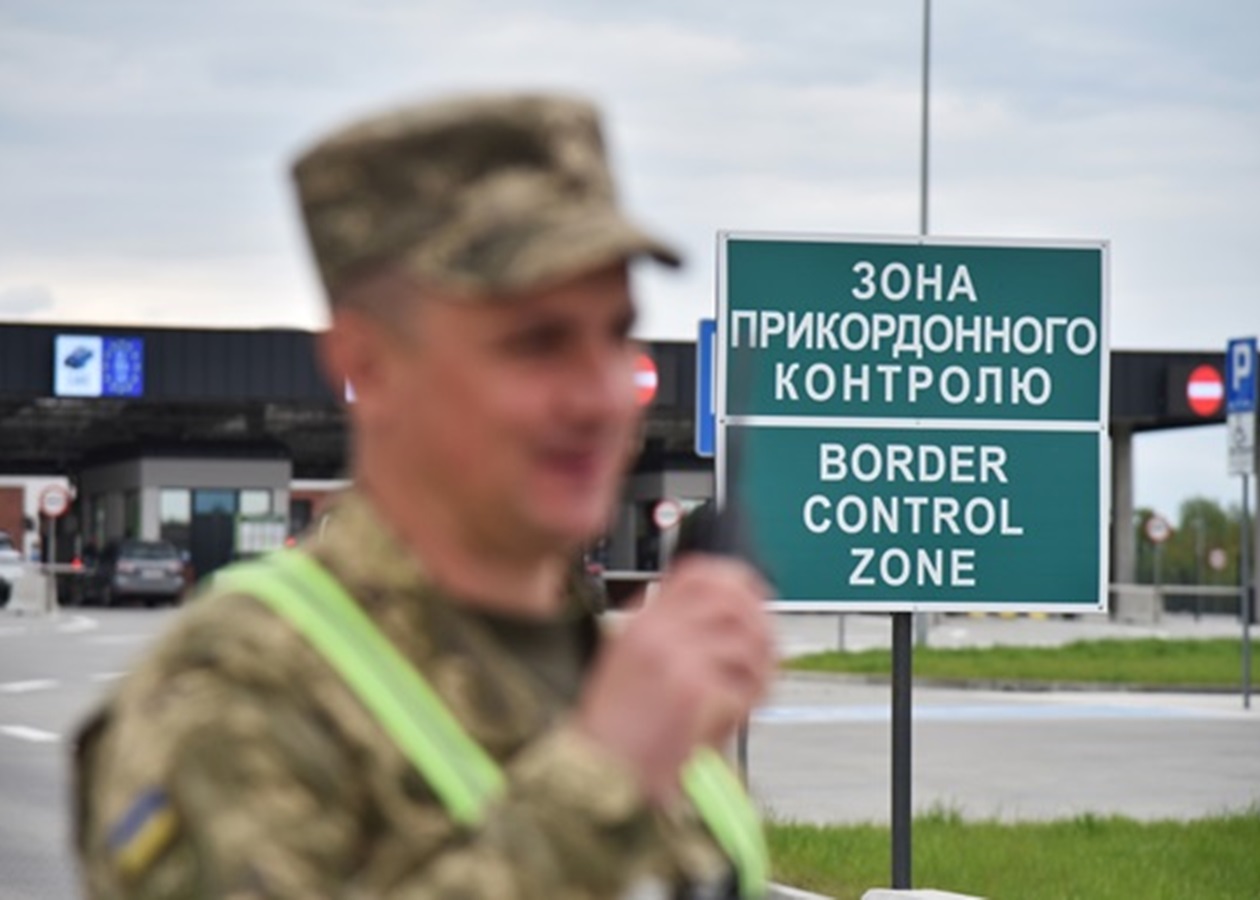 Для молодих українців спростять перетин кордону