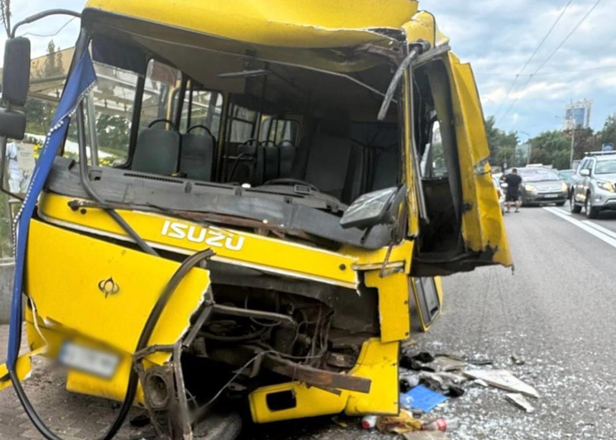 В Києві маршрутка врізалася в автобус на зупинці