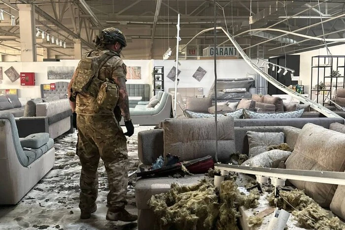 Поліція показали наслідки атаки на меблевий магазин у Харкові