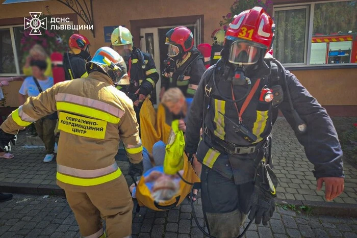 Поблизу Львова з палаючого пансіонату рятувальники вивели 65 людей