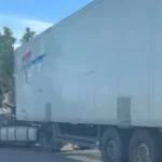 Біля Немирова перекинулась вантажівка: дорогу засипало зерном (фото)