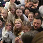«На цьому стільці сидів Зеленський». Засновниця української школи в Будапешті показала річ, якою пишаються учні (фото)