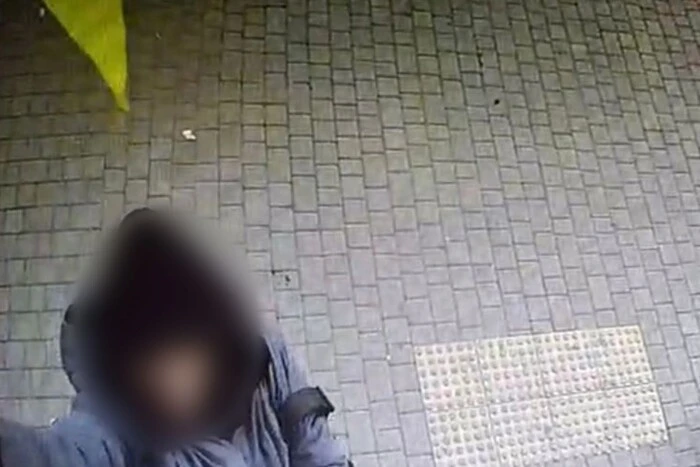 В Одесі затримано жінку, яка зірвала та викинула у смітник прапор України (фото)