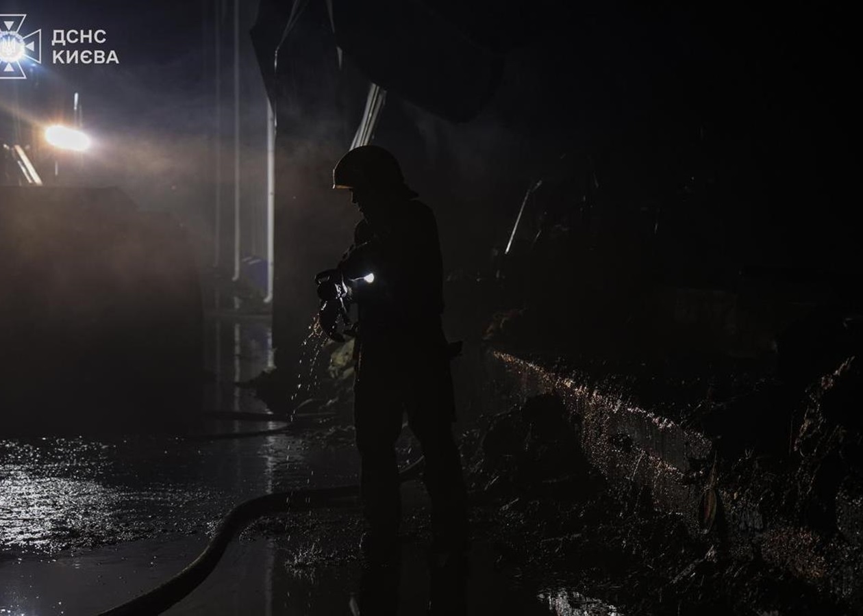 У Києві майже добу гасили пожежу після удару РФ