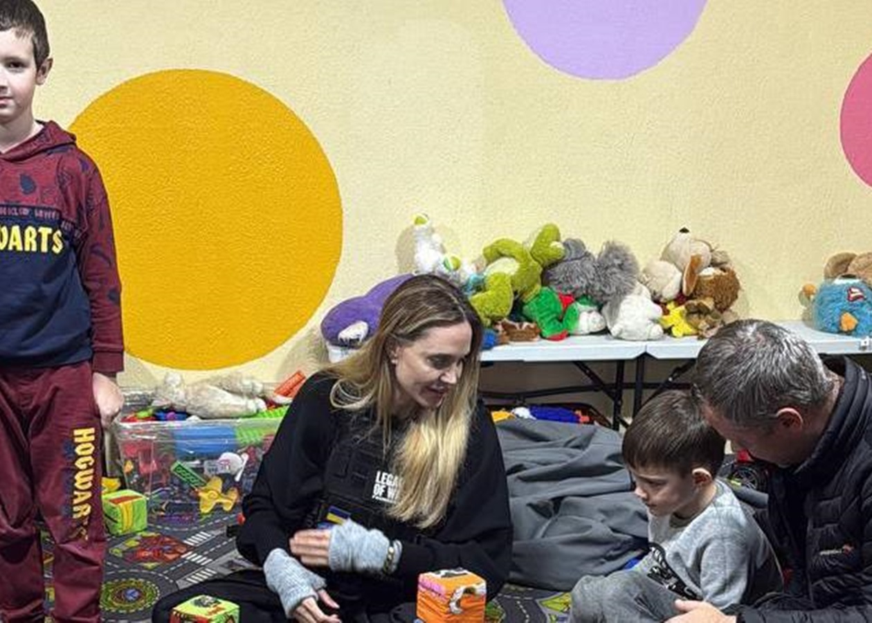 СюжетДжолі в Україні: похід в ТЦК і зустріч з дітьми