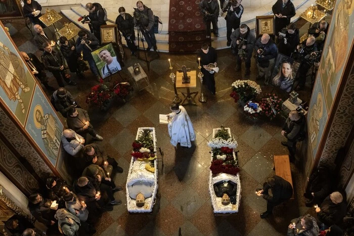 Київ попрощався  із журналісткою та оператором телеканалу FreeДом, що загинули у Краматорську