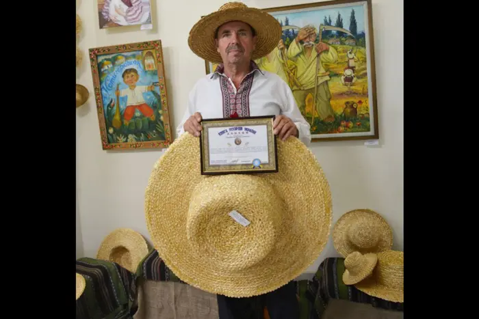 Майстер з Вінниччини створив найбільший солом’яний капелюх в Україні (фото)