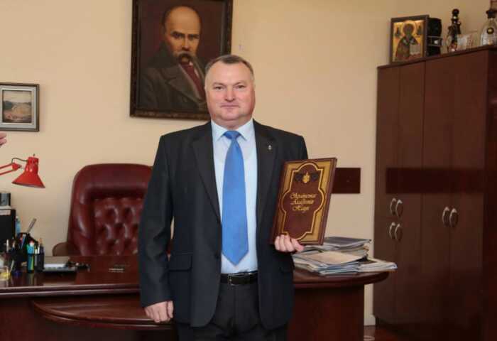 Як Анатолій Миколаєць "заморозив" суд: незаконний ресторан родини ексміліціонера досі працює в Голосіївському парку