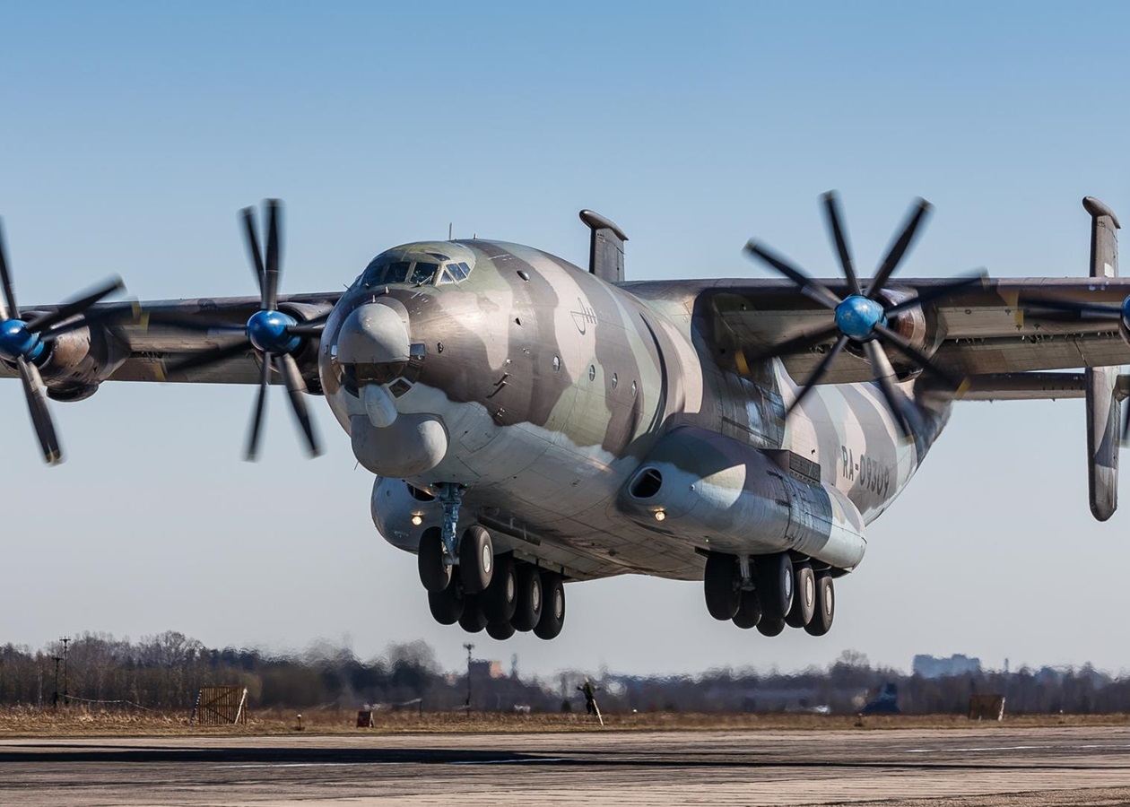 У Росії літак Ан-22 впав у водосховище