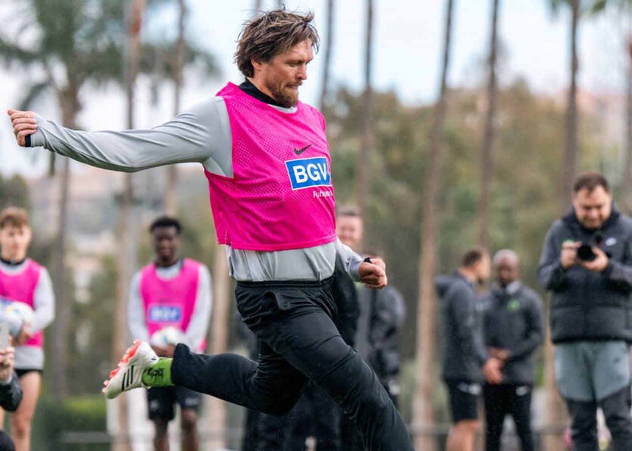 Усик з'явився на полі в матчі Полісся - Ванкувер