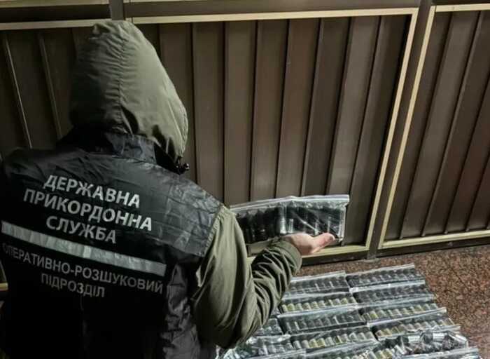 Прикордонники знайшли схованку контрабанди у вентиляції вагона міжнародного потяга