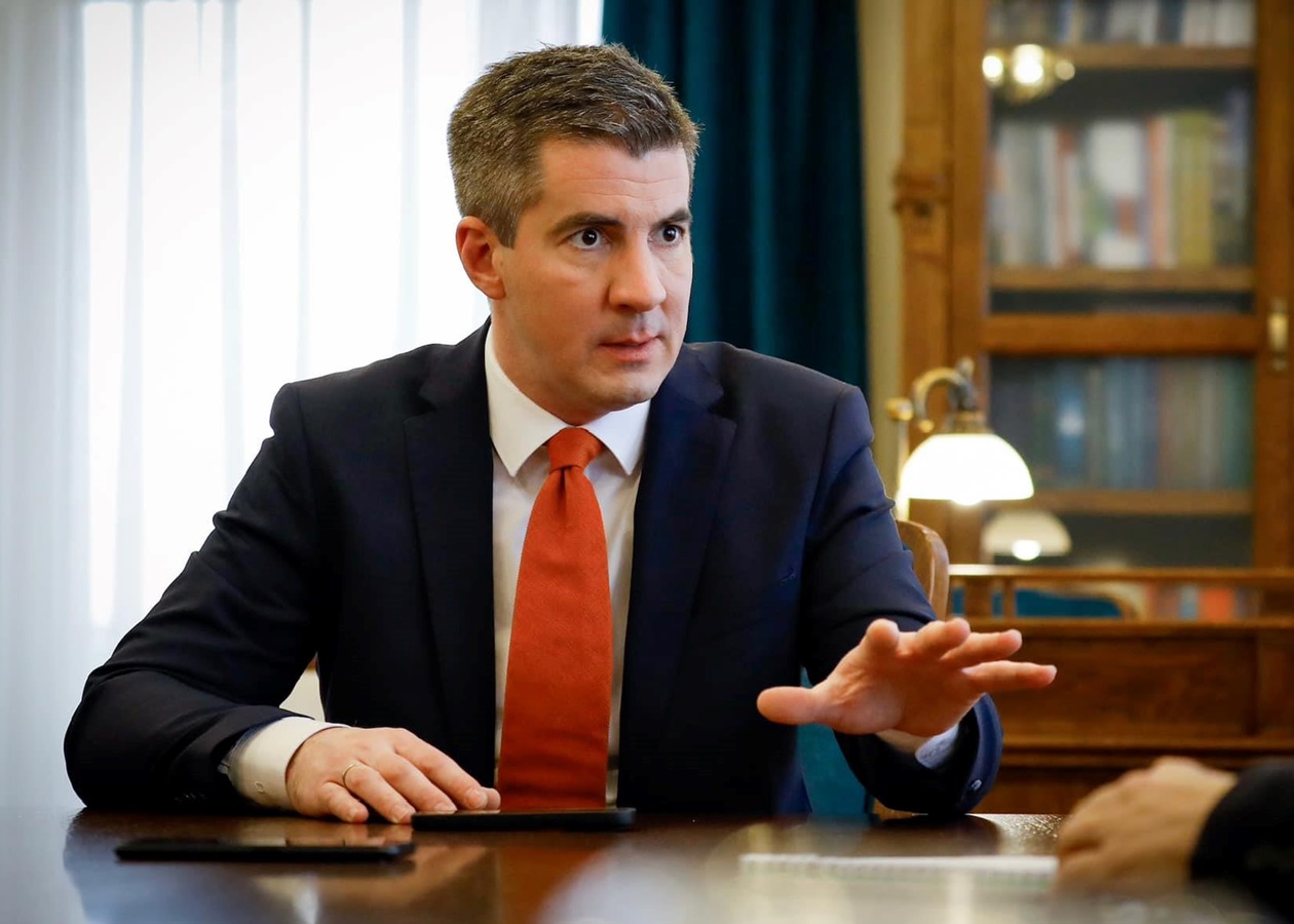 В Орбана готуються надовго "затримати" викрадені гроші Ощадбанку