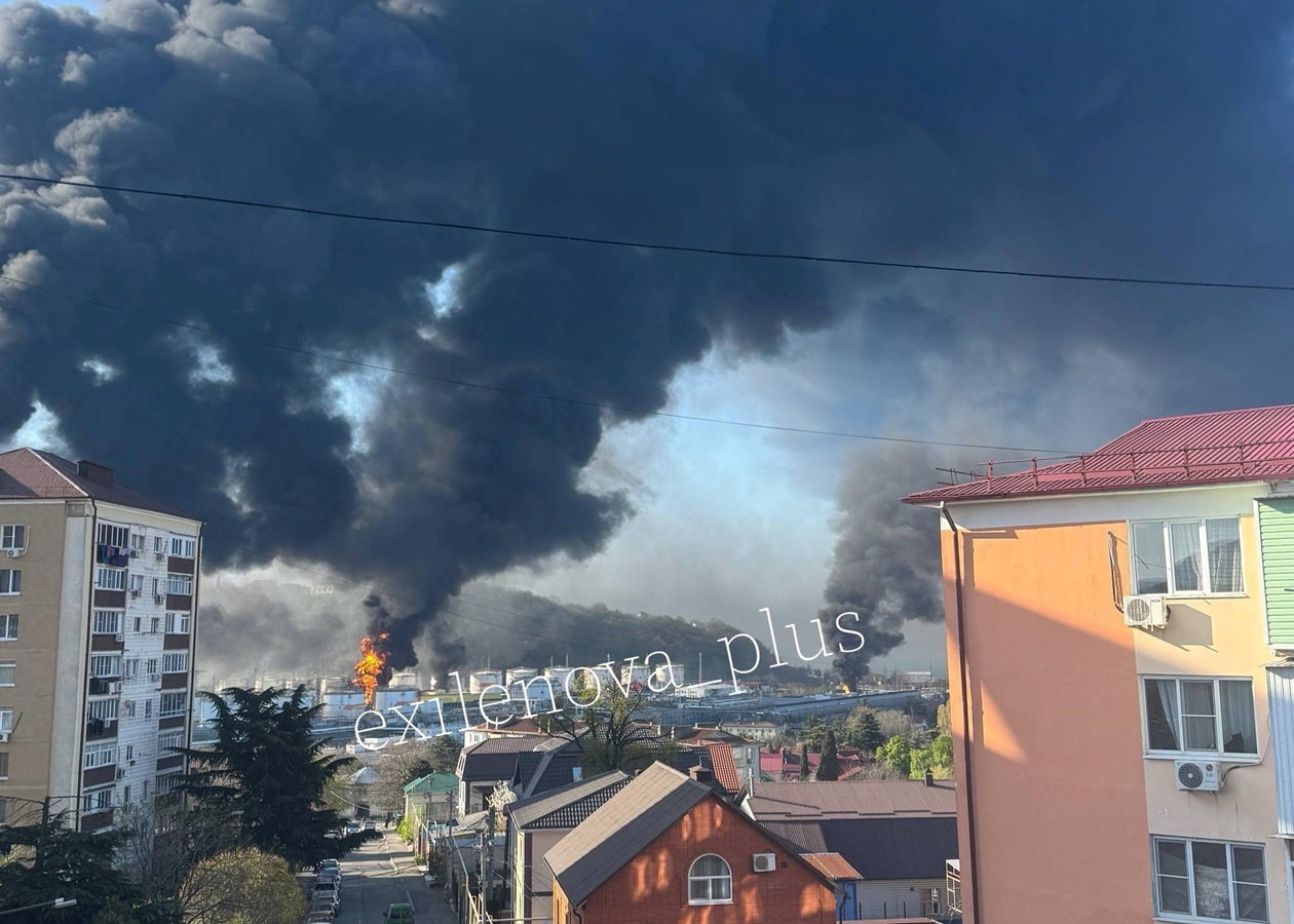 СюжетВидно з космосу. Потужний удар по НПЗ в Туапсе