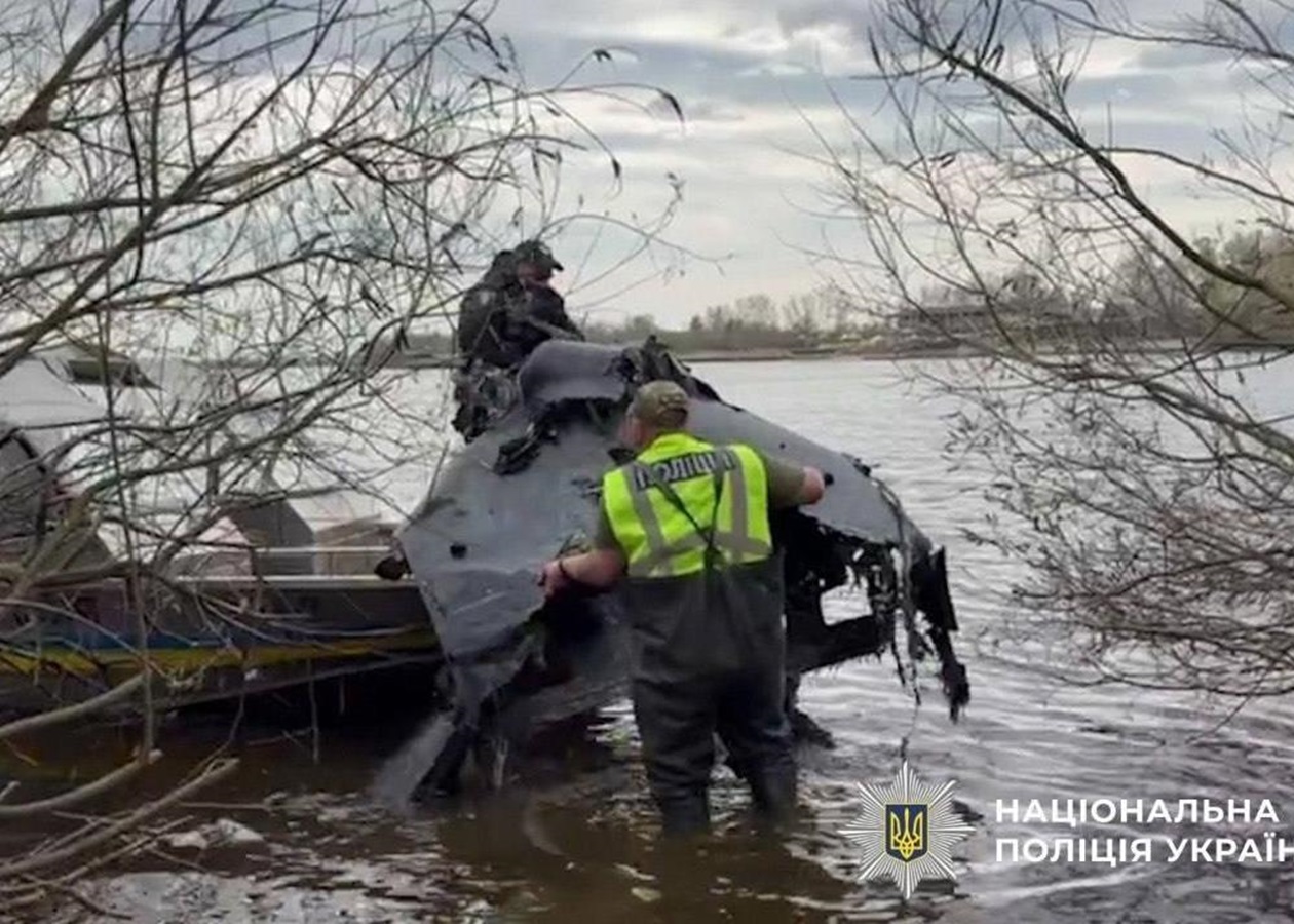 У Києві з Дніпра витягли дрон із бойовою частиною