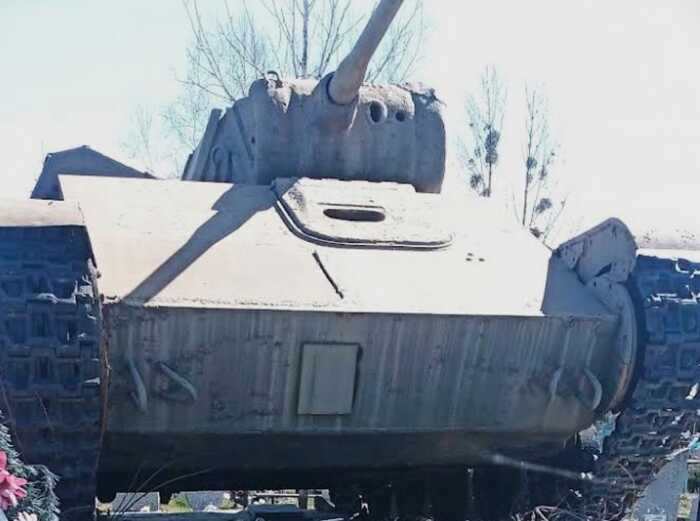 На Харківщині з меморіалу викрали танк Т-70 та пошкодили могили