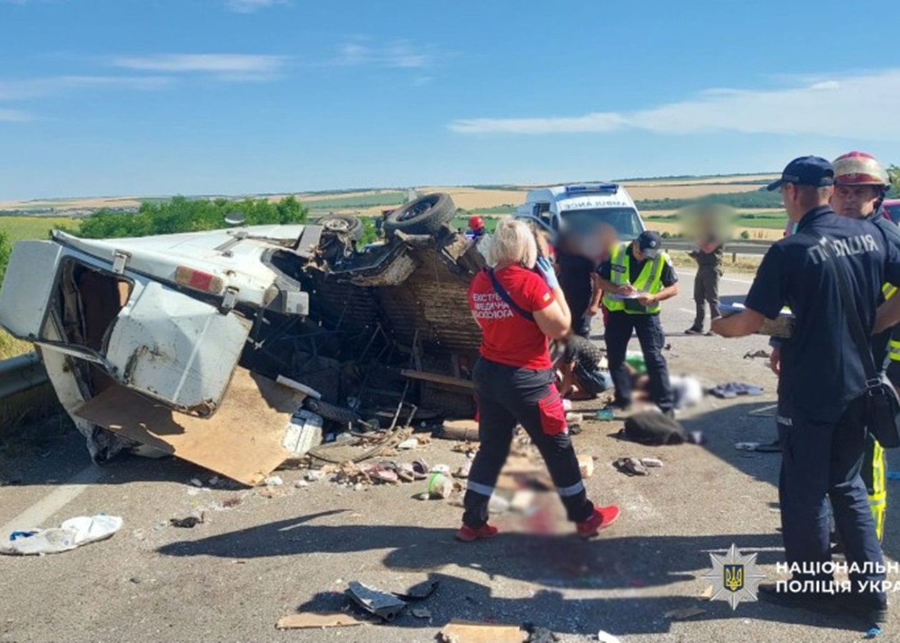 На трасі Одеса-Київ маршрутка врізалася у фуру, є жертви