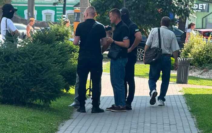 У Сумах спецпризначенці ДБР перекрили вулицю через затримання працівника податкової