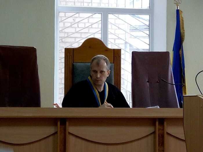 15 тисяч доларів хабаря через обмінник, квитанції у смітник: екссуддя Дніпра Леонов зник перед вироком