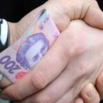 Посадовця КМДА підозрюють у переплаті понад мільйона гривень за ємності для питної води