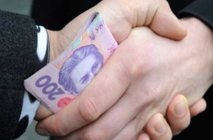 Посадовця КМДА підозрюють у переплаті понад мільйона гривень за ємності для питної води
