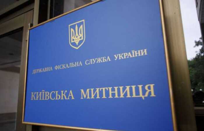 «Спортивний інвентар» зі зброярськими комплектуючими: київські митники зупинили посилку з Естонії