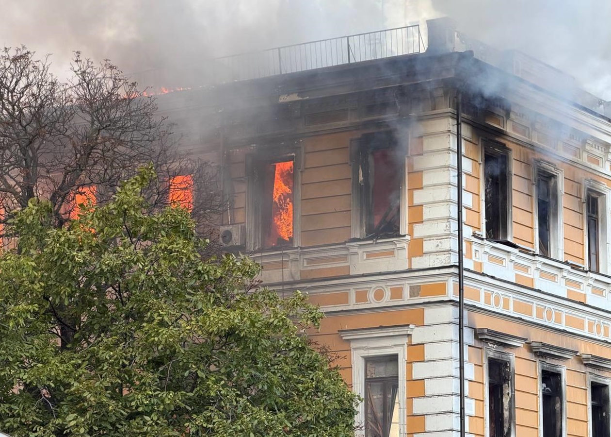 У Києві палає будівля НАН України після атаки БпЛА